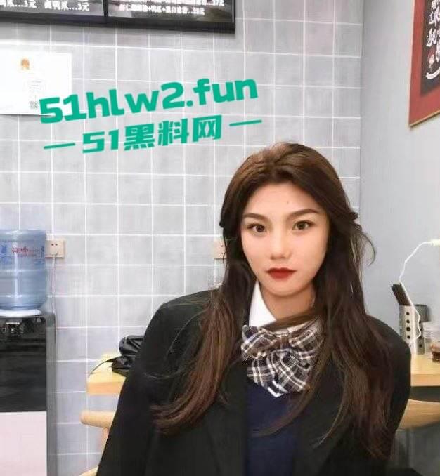 广东潮州研究生学姐【苗蒽熙】团建旅游变淫乱现场，看到大屌就爱不释手，深喉舔得口水横流，被后入操得表情销魂！