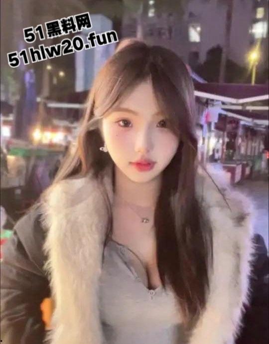 抖音女大学生【宣宣】各种全裸自拍和自慰视频流出，学校里的甜美白月光，网络是富哥的小精盆！-3