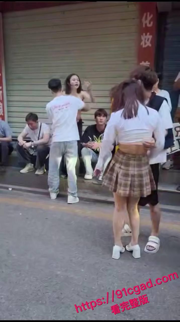 深圳街头惊现决斗场!偷情被抓两女大战,拖鞋飞踹揪头发混战全程高能-1