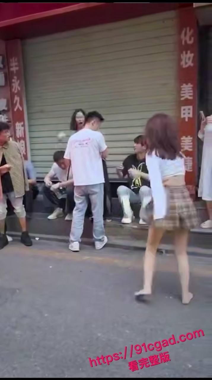 深圳街头惊现决斗场!偷情被抓两女大战,拖鞋飞踹揪头发混战全程高能-3
