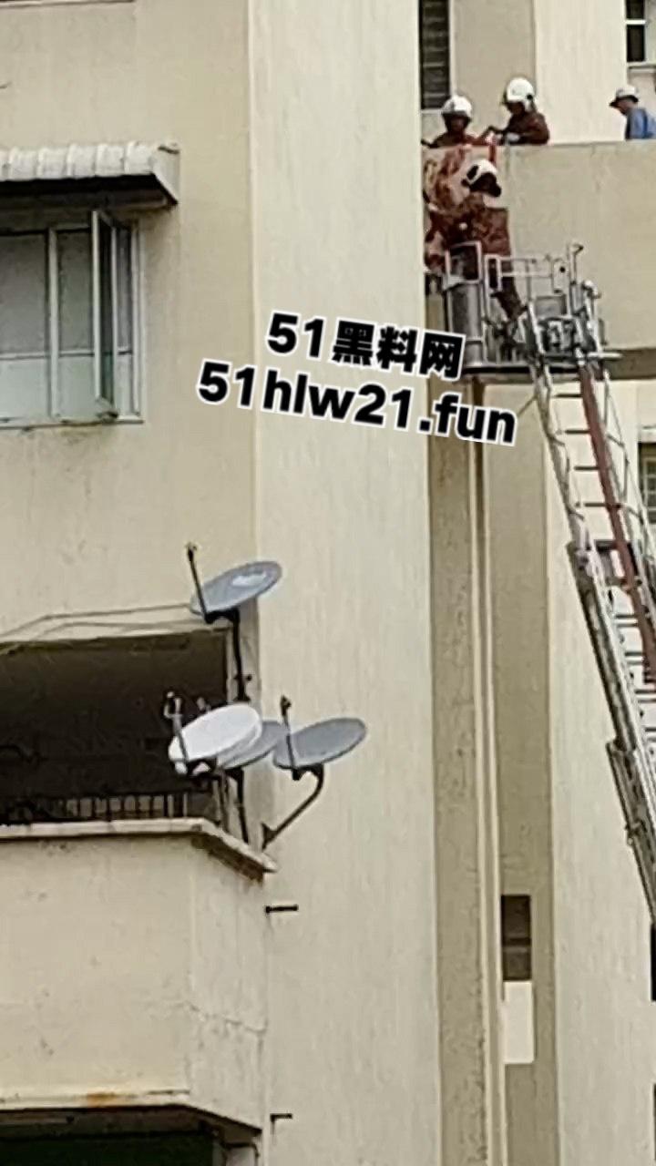 血腥慎入！男子跳楼被腰斩上体消失肠血乱飞，处理现场人员的心理阴影面积有点大！