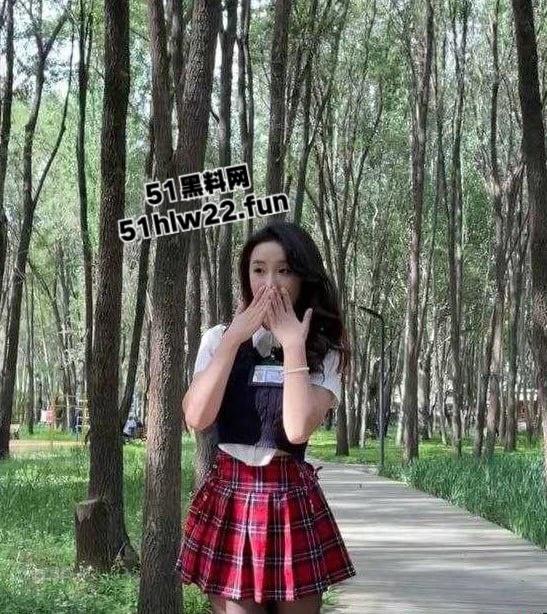 包头轻工技术学院反差妹【王静】深夜化身淫荡骚狗，黑丝翘臀疯狂榨精自慰陪睡各种约炮。-3