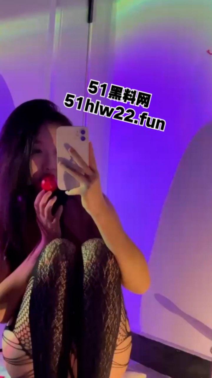 包头轻工技术学院反差妹【王静】深夜化身淫荡骚狗，黑丝翘臀疯狂榨精自慰陪睡各种约炮。-8