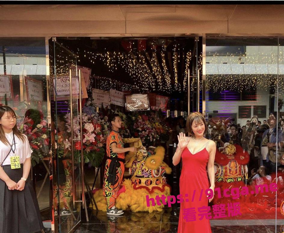 无数宅男的性启蒙老师苍井空 现身香港尖沙咀被众人围观 为夜总会站台！-5