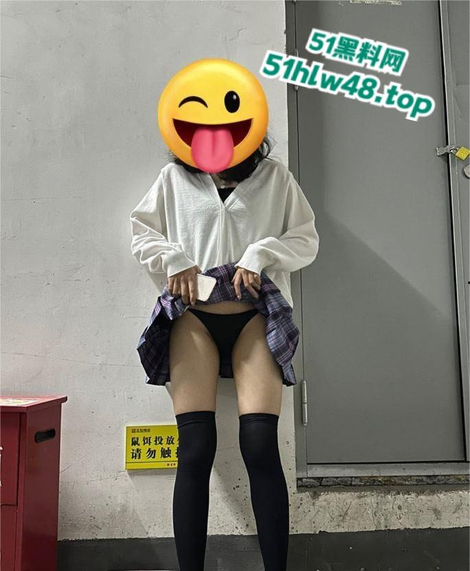 广东电子科技大学中山学院女大学生【曾嘉仪】被调教的黑料视频全校疯传，深喉跪舔后入爆操无套打桩高潮连连！-8