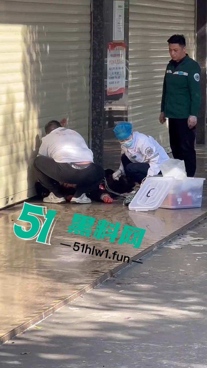 广西柳州精神病男子当街砍人如剁肉凶狠至极 路人躲闪不及多人中刀身亡 现场实拍视频流出-6