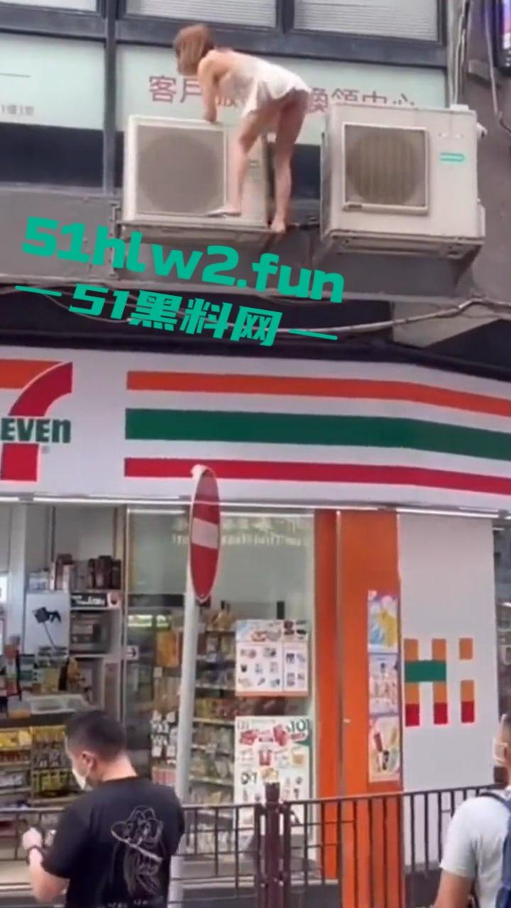 香港街拍长腿小三被原配捉奸来不及穿衣，仅穿睡裙夺窗而逃一群男人帮助逃离，路人视角让人羡慕。