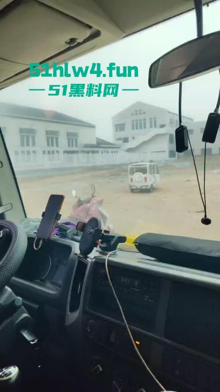 户外老头乐车震偷拍！50岁卖淫大娘拉着大爷激情野战，还得是你大爷啊这风流程度丝毫不减当年！