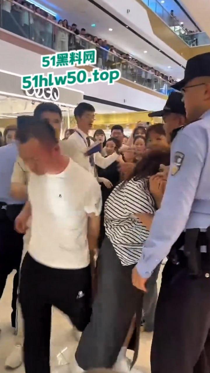 江西小三在商场被原配当场抓现行，上来直接拽头发踹下体，怒扇老婆情夫惹众人围观。-3
