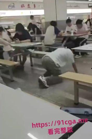 某大学校园食堂瓦学弟当众调教 被粉衣女主当狗一样牵引！-2