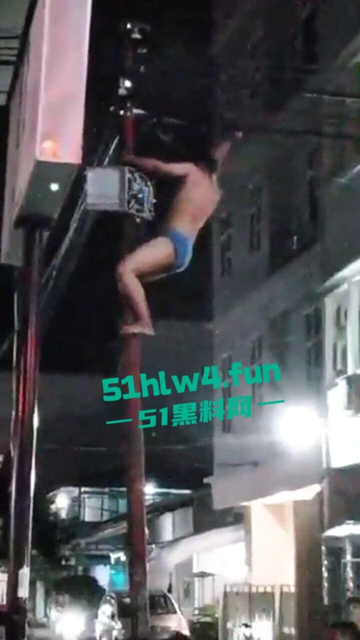 印尼一诈骗公司老板,通过理财诈骗方式骗取当地许多百姓钱财,被抓住后围追堵截,这身手真是了得啊。-1