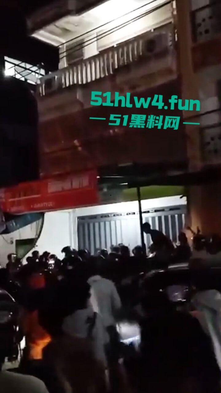 印尼一诈骗公司老板,通过理财诈骗方式骗取当地许多百姓钱财,被抓住后围追堵截,这身手真是了得啊。-5