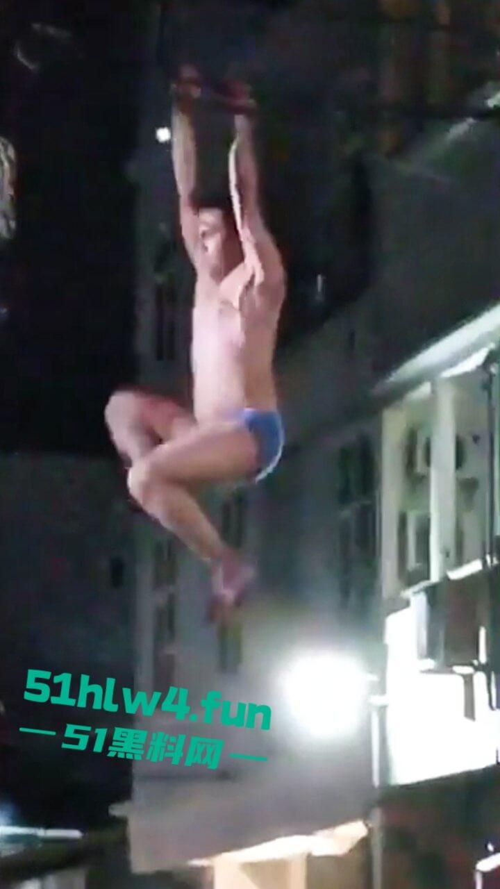 印尼一诈骗公司老板,通过理财诈骗方式骗取当地许多百姓钱财,被抓住后围追堵截,这身手真是了得啊。-9