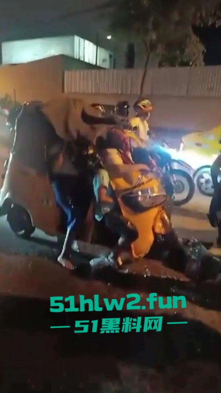 老头乐车祸现场因超速追尾，老头被当场甩出满脸是血，这回老头乐坏了老头也不乐了。