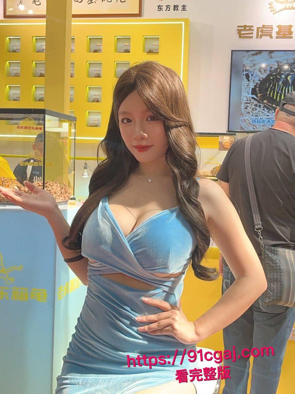 现在连卖乌龟都要请模特?广东佛山顺德龟展黑丝妹子扭腰甩臀勾魂,主办方慌张轰走这场肉欲大趴体 #世界名龟展模特派对揭秘 #网红高颜女神龟展暴露 #网红擦边 #龟友-11