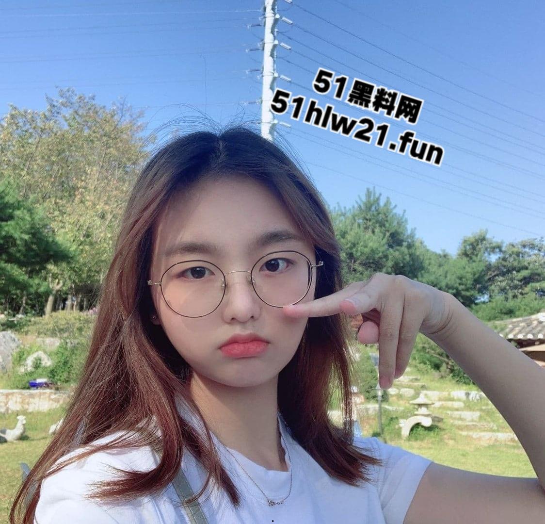 青春无敌可爱尤物，极品反差眼镜萝莉身材极品美乳粉嫩，果然带眼镜的最骚私下极度反差。-4