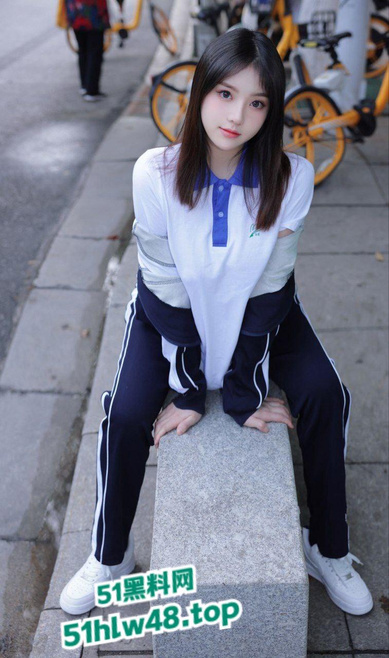 美女模特【豆瓣酱】学妹制服搭配公交车场景,户外大秀完美酮体和白嫩巨乳,性感大尺度写真流出。-6