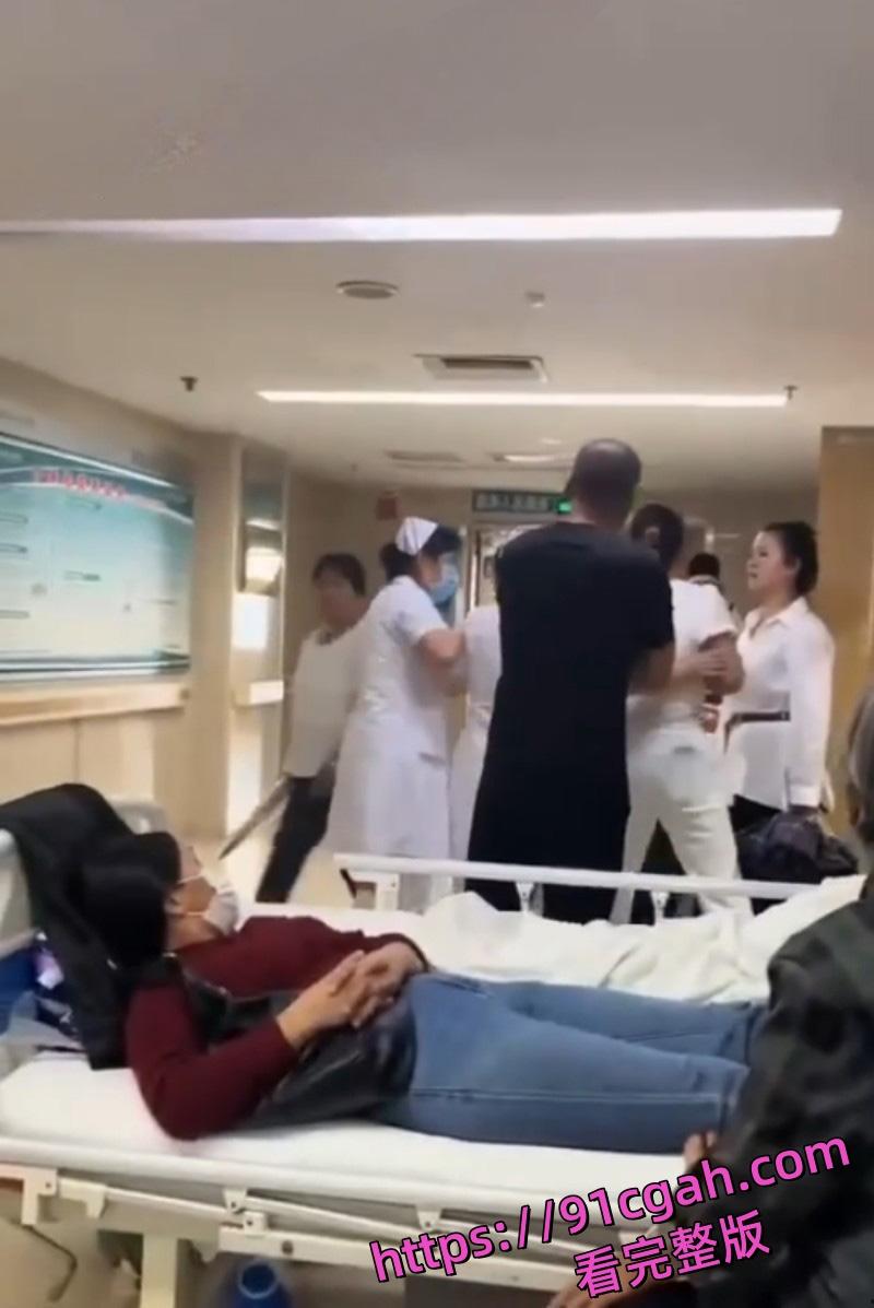 河南驻马店中医院 男子疑似出轨带小三打胎 不料遭原配抓奸 多视角现场视频流出