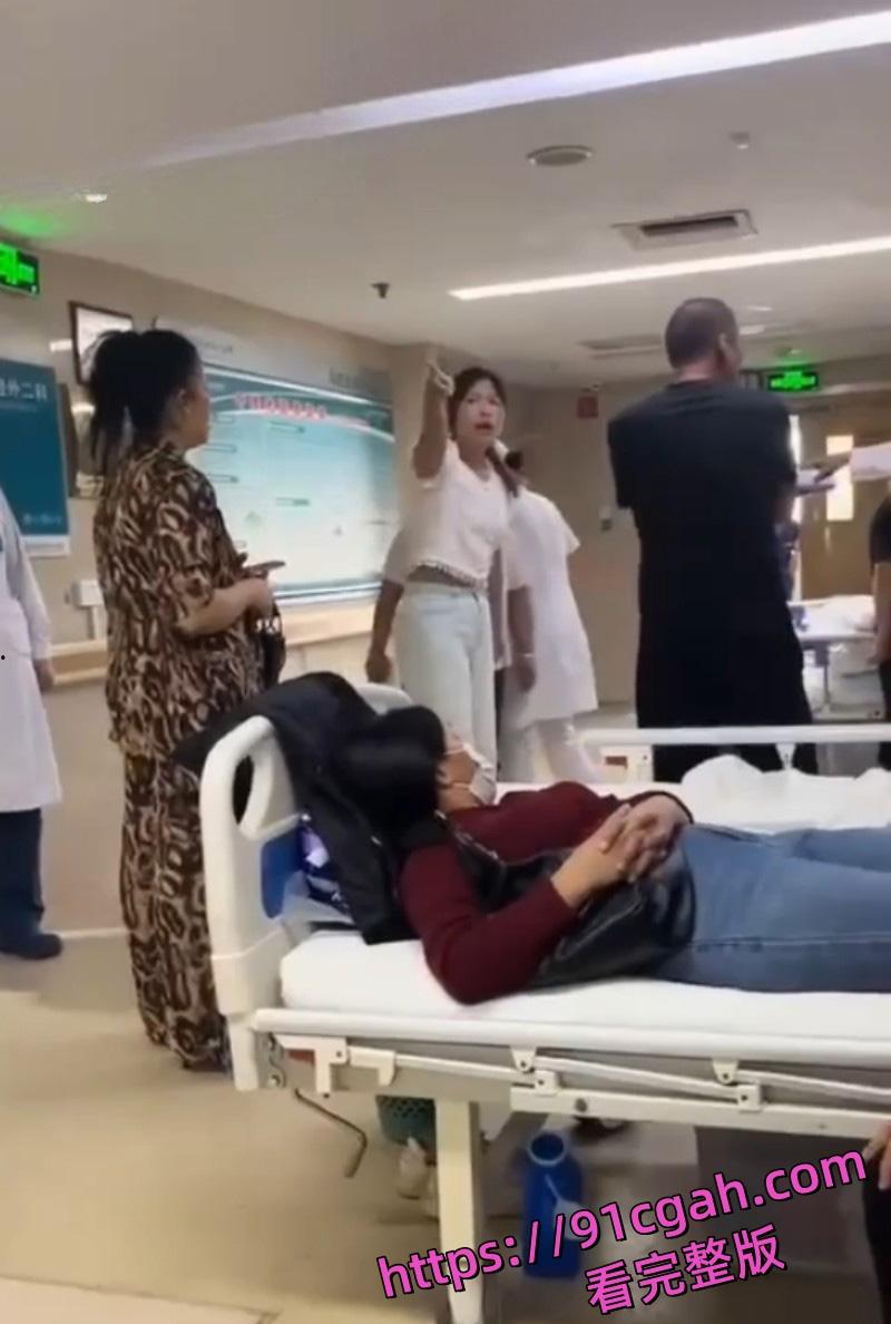 河南驻马店中医院 男子疑似出轨带小三打胎 不料遭原配抓奸 多视角现场视频流出-5