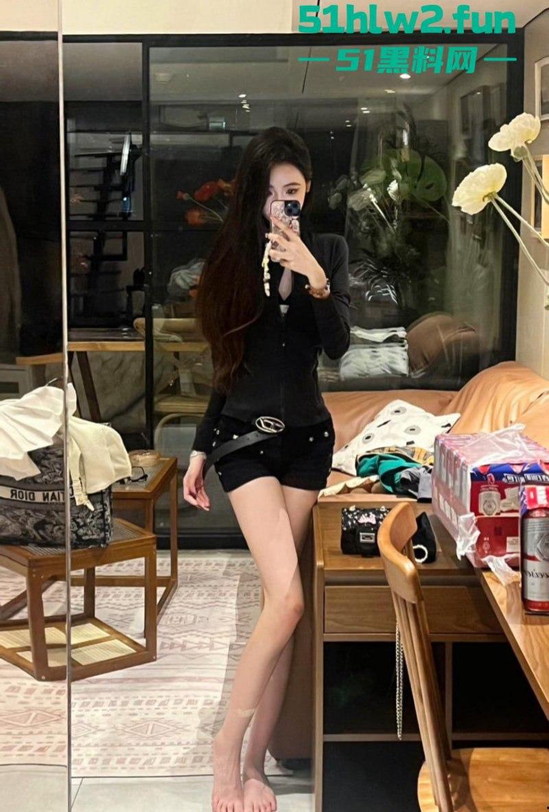 青岛在校空乘生【李娜】和富二代男友性爱视频流出，男朋友口交起来也毫不逊色惹众人疯传。