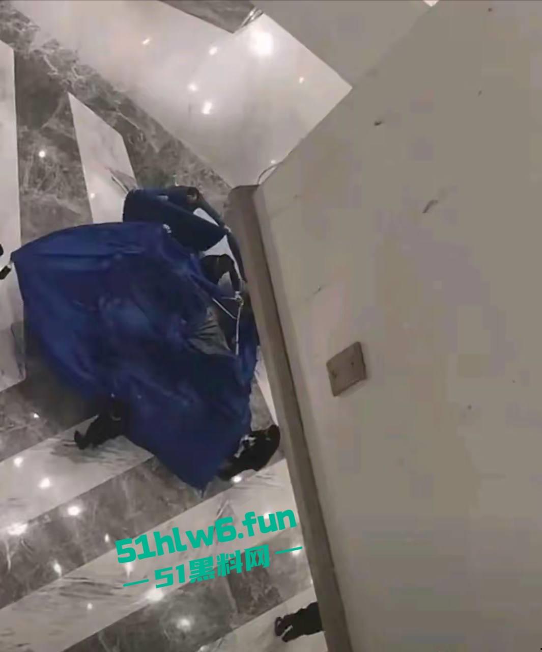 南京金鹰世界男子跳楼自杀,据传男子感情受挫从9楼跳下,脑浆爆裂当场死亡。-1