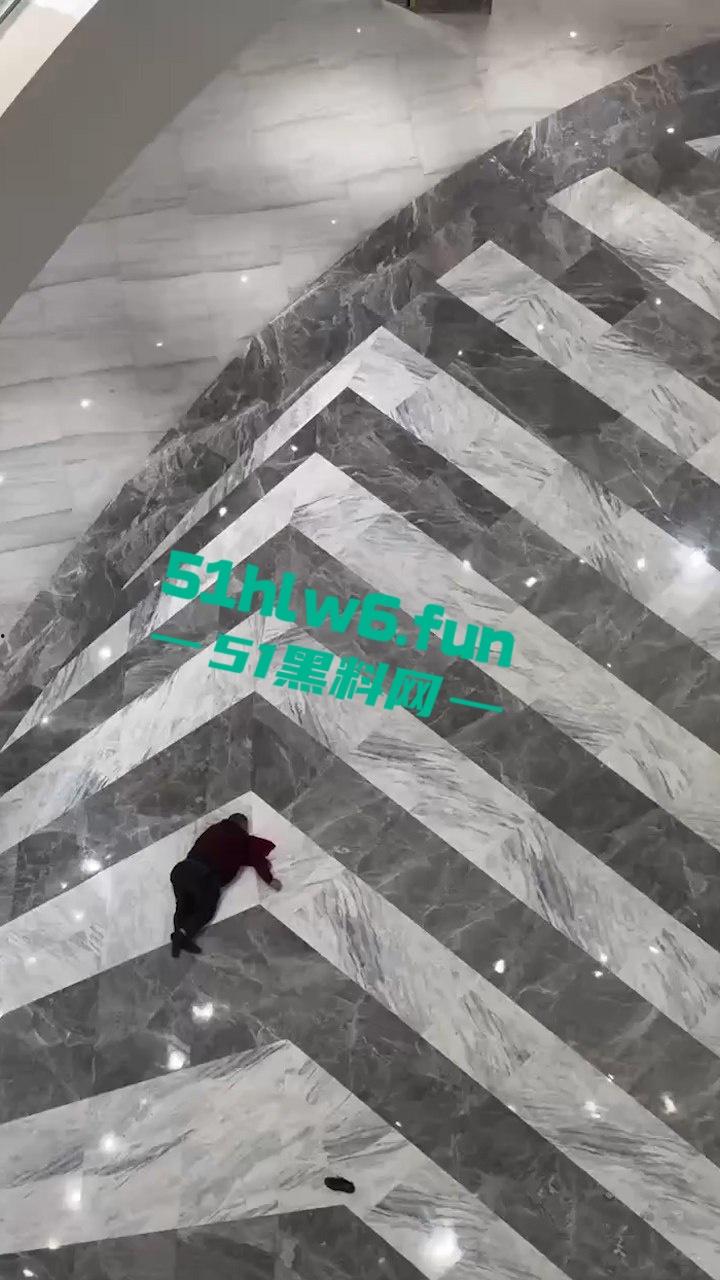 南京金鹰世界男子跳楼自杀,据传男子感情受挫从9楼跳下,脑浆爆裂当场死亡。-6