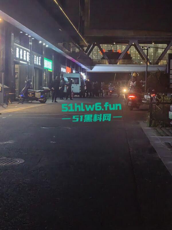 拼刺刀的注意了！浙江杭州一群gay东渡酒店聚众淫乱多男轮操一0被警察突击一窝端。-4