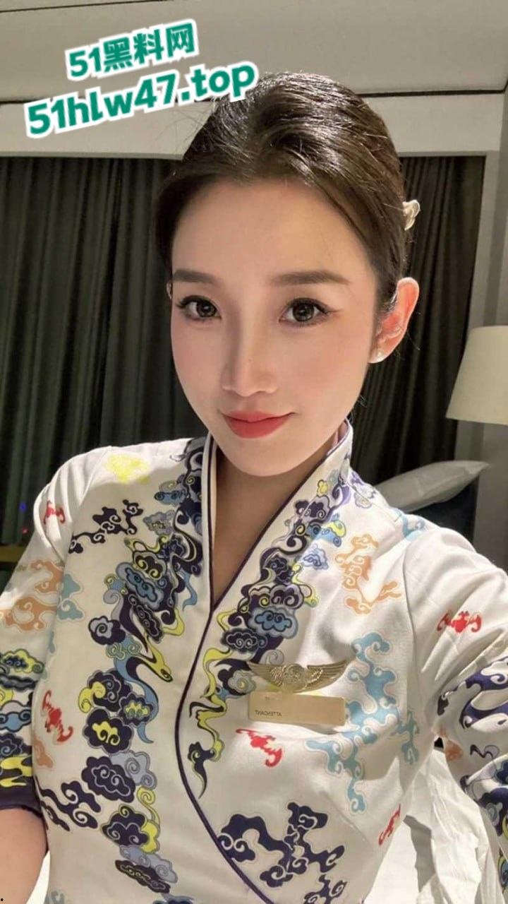 海航绝美空乘【雨晴】高颜值长腿女神,竟偷偷下海接客化身制服女王高跟踩屌,白虎骚穴被无套打桩爆操。-3