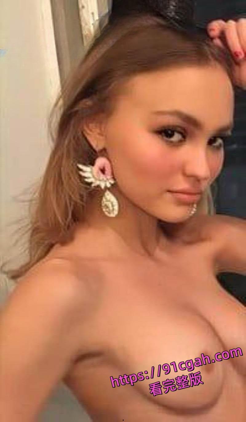 好莱坞巨星强尼女儿 莉莉萝丝 裸拍曝光 酥胸嫩鲍散发致命诱惑 反差魅力让人血脉喷张!-6