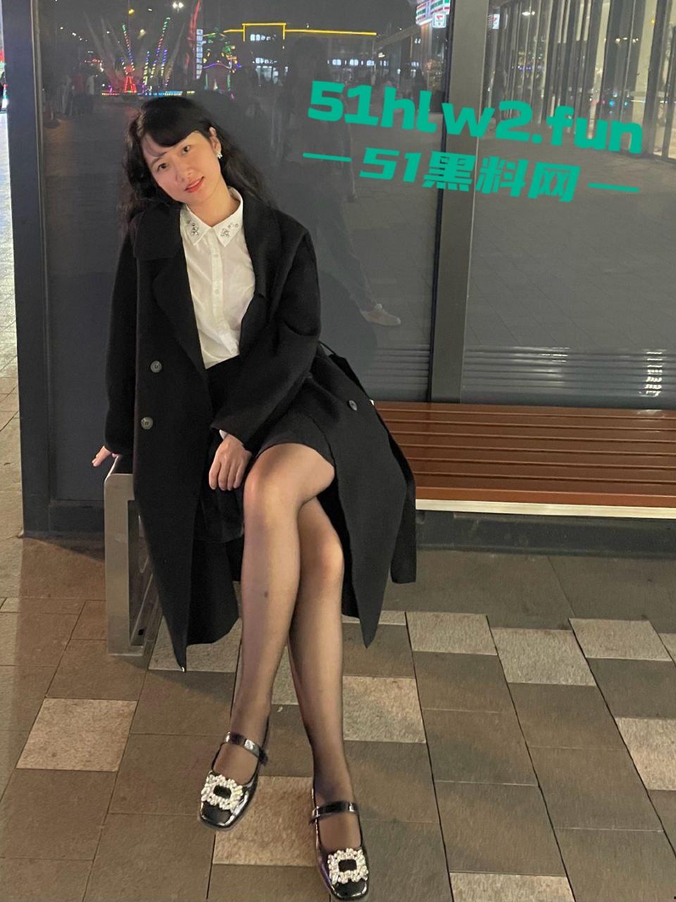 广东极品反差真实美艳少妇【林嘉玲】穿着性感丝袜和高跟鞋，金主无套爆操调教视频曝光流出！