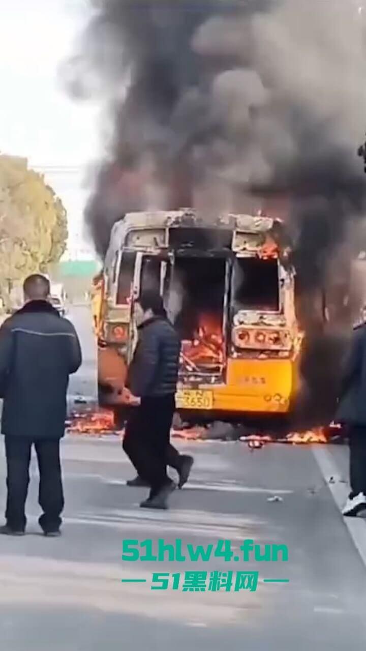 画面凄惨！安徽校车烧成骨架，2女孩互抱烧死幼儿园仍正常上课！目击者：起火后司机还继续开！-6
