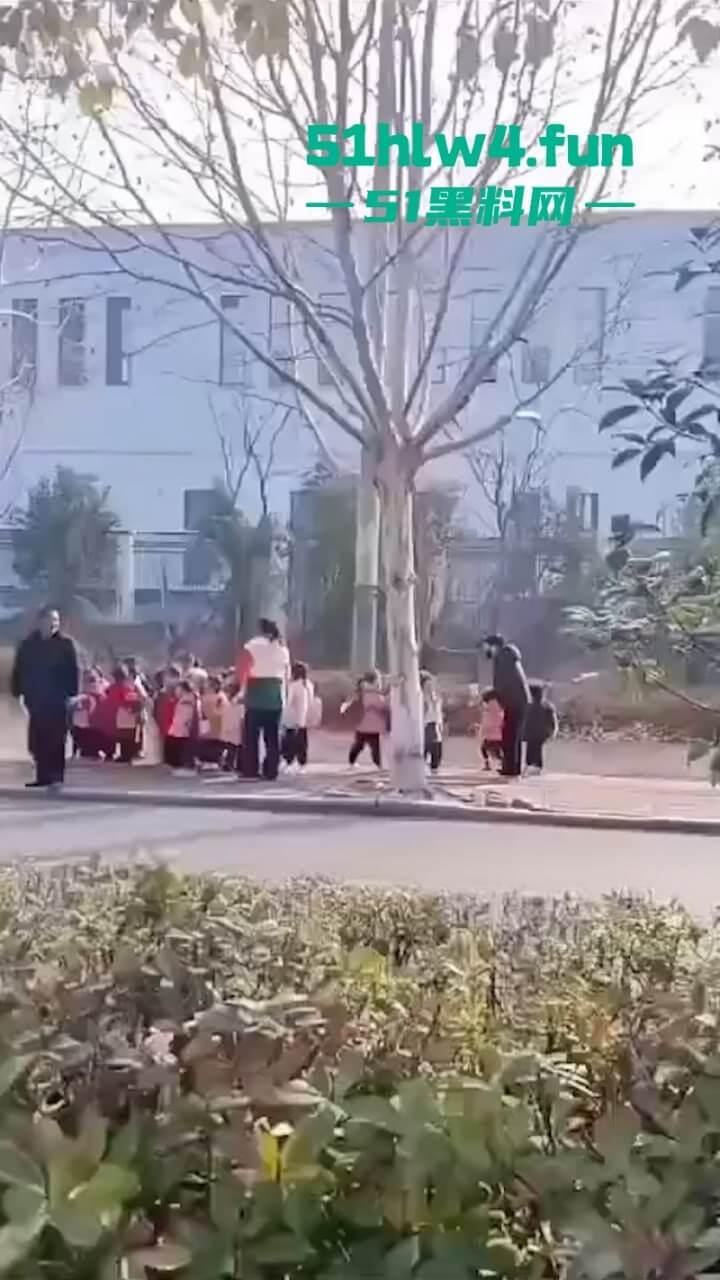 画面凄惨！安徽校车烧成骨架，2女孩互抱烧死幼儿园仍正常上课！目击者：起火后司机还继续开！-9