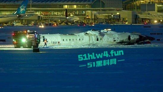 加拿大多伦多达美航空,一架客机因恶劣天气坠毁幸亏降落处厚厚一层积雪,80多名乘客成功撤离。-1