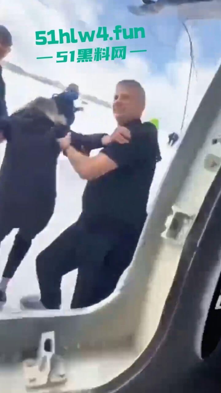 加拿大多伦多达美航空,一架客机因恶劣天气坠毁幸亏降落处厚厚一层积雪,80多名乘客成功撤离。-4