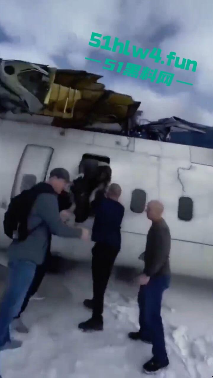加拿大多伦多达美航空,一架客机因恶劣天气坠毁幸亏降落处厚厚一层积雪,80多名乘客成功撤离。-7