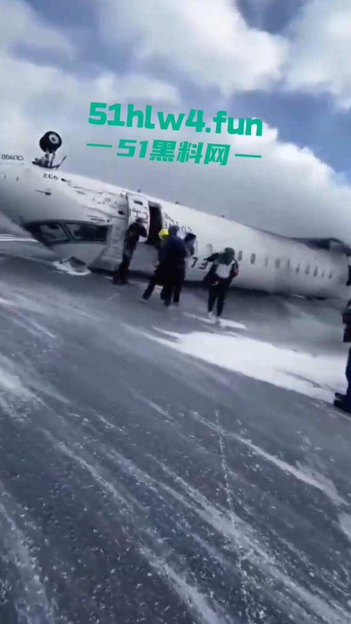 加拿大多伦多达美航空,一架客机因恶劣天气坠毁幸亏降落处厚厚一层积雪,80多名乘客成功撤离。-8