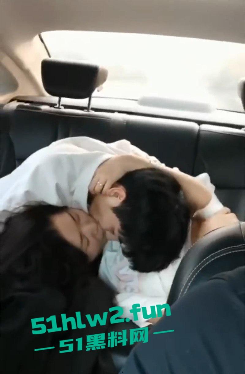 网约车秒变激情角落，小情侣后座干柴烈火，亲到腿软手伸裙底扣逼，司机大哥强忍不回头！-6