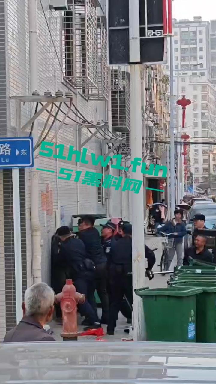 广东揭阳无业男子持刀示威被防暴警察当街擒拿 成功把自己送进局子 年夜饭有着落了！