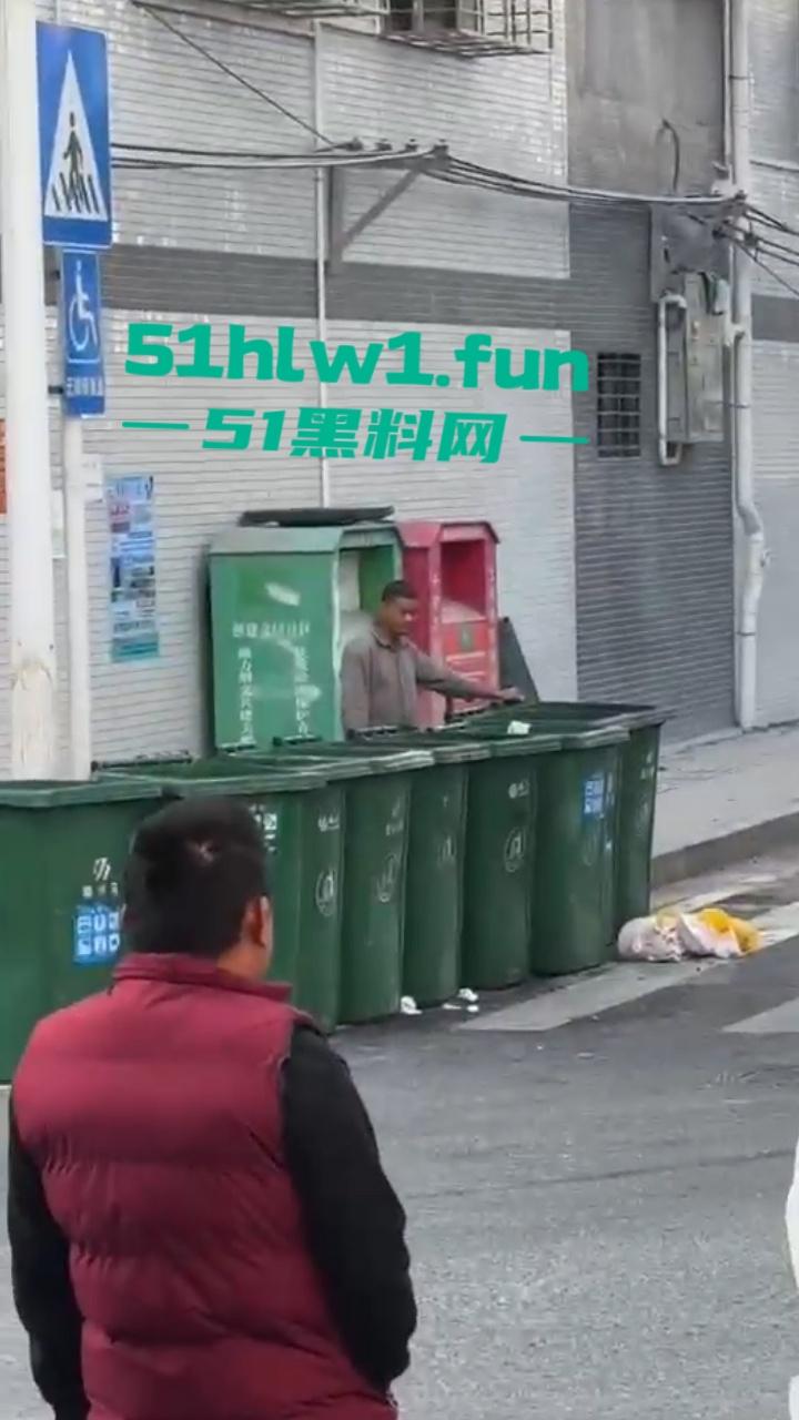 广东揭阳无业男子持刀示威被防暴警察当街擒拿 成功把自己送进局子 年夜饭有着落了！-6