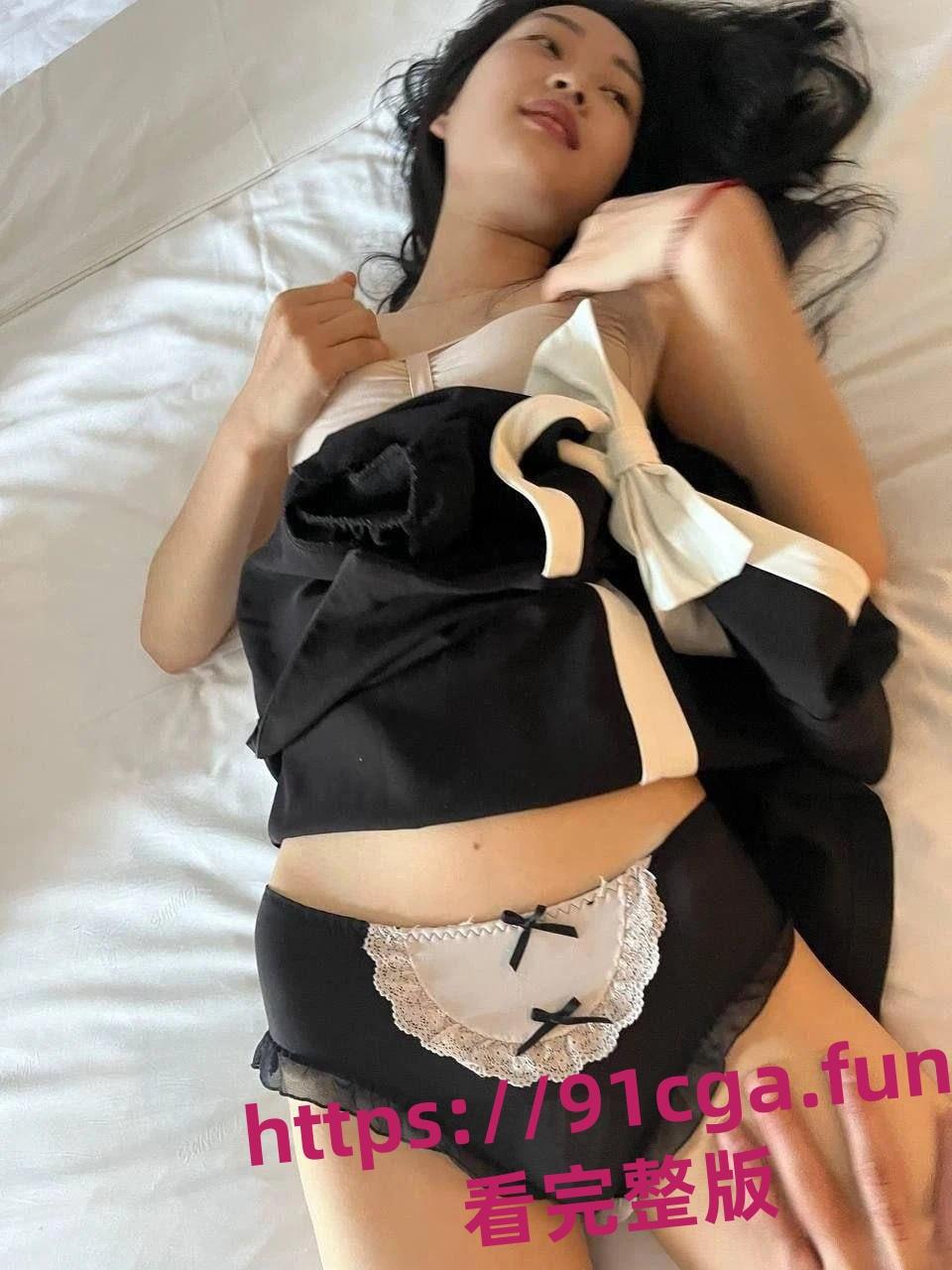 有男友的大二学妹喝到微醺后带回酒店跟兄弟玩3P 学妹会这么配合-3