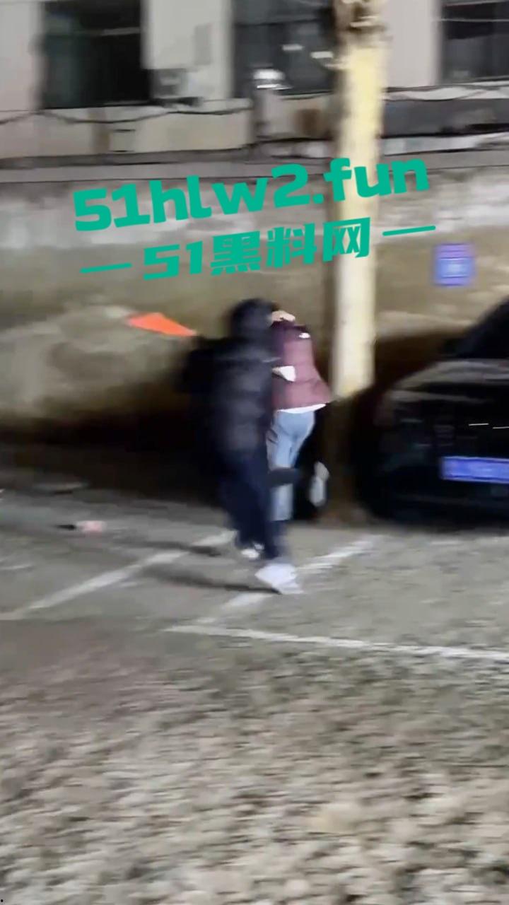 山东泰安街头斗殴一群混社会的网吧少年，在网吧门口堵学生因其女友被抢，叫人持械当街殴打。-4