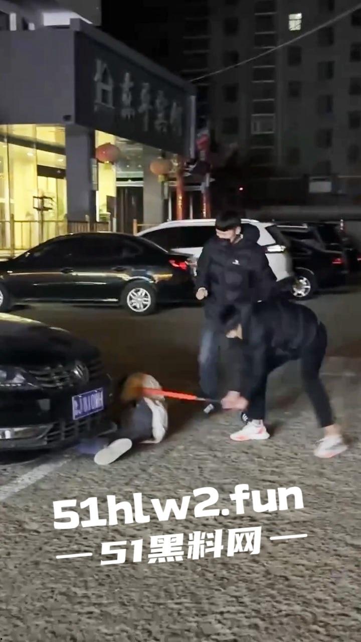 山东泰安街头斗殴一群混社会的网吧少年，在网吧门口堵学生因其女友被抢，叫人持械当街殴打。-6