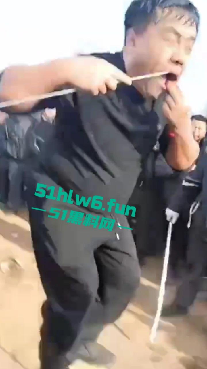 辽宁营口大石桥低俗表演现场实拍，各种钢针穿刺，铁链穿肉拉伸玩的真够变态的啊。-1