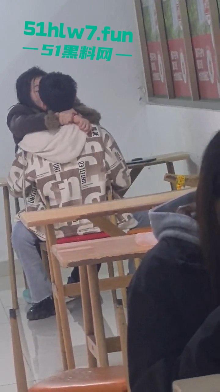 山东齐鲁大学情侣餐馆公然脱裤操逼,女生扒逼主动蹭鸡又搂又亲,操到高潮才满意。-4