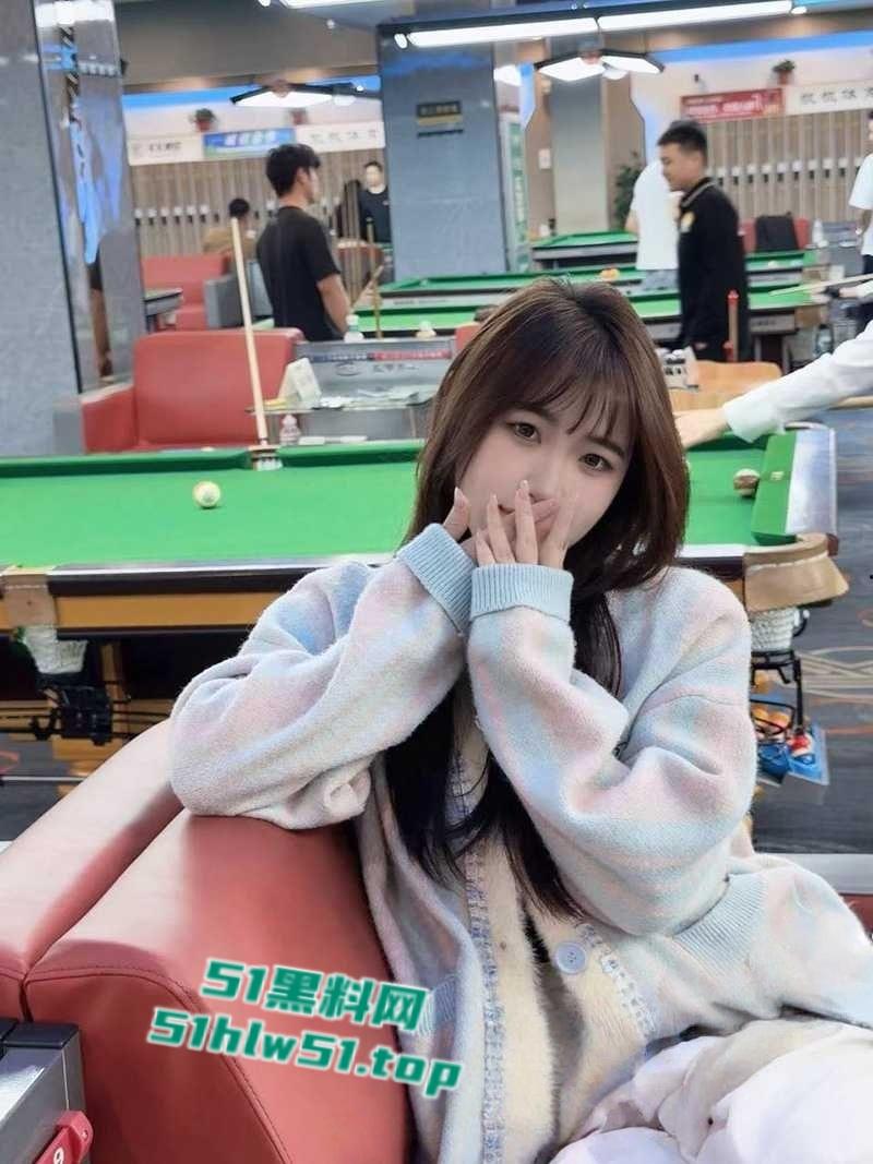 真实勾搭大二学生妹,皮肤白嫩骚母狗约炮喜欢玩群p,开房露脸调教轮操真是够反差!-2