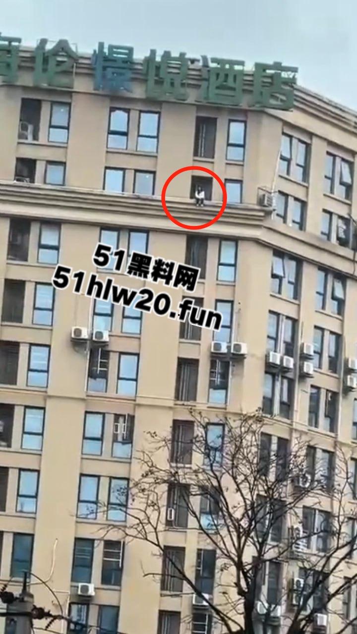 自杀跳楼实拍,辽宁十几岁女孩因谈恋爱被家人阻止,被家人囚禁在家中,女孩逃出窗外跳楼自杀。-5