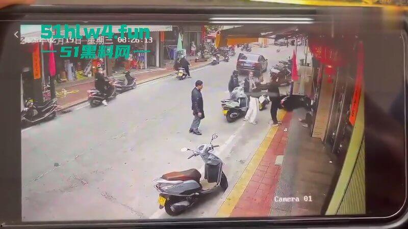 广东汕尾狗男女偷情被发现,原配开车撞男小三,下死手暴力殴打人差点没了!-3