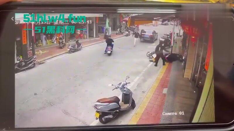 广东汕尾狗男女偷情被发现,原配开车撞男小三,下死手暴力殴打人差点没了!-4