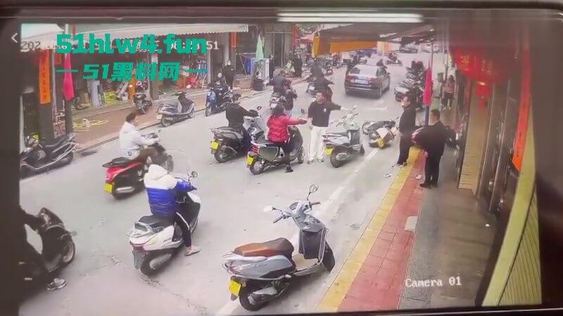 广东汕尾狗男女偷情被发现,原配开车撞男小三,下死手暴力殴打人差点没了!-6