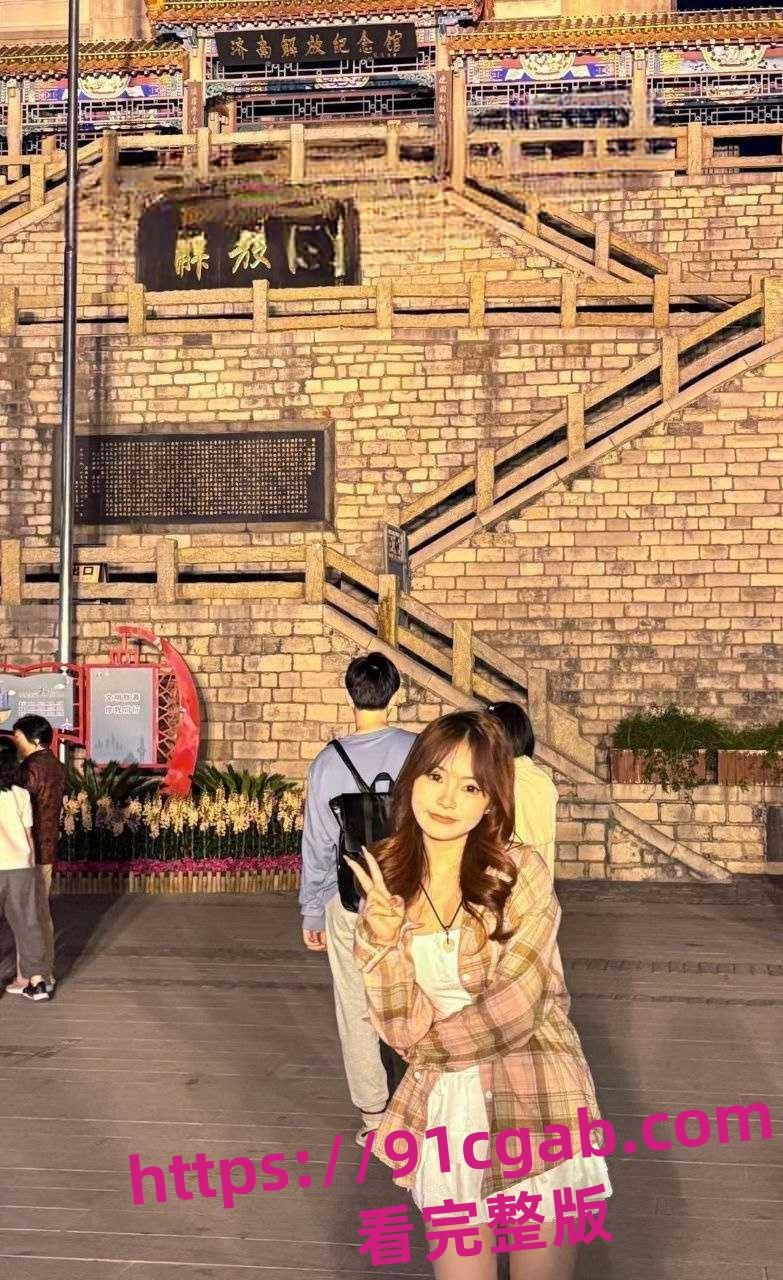 商丘学院朱雨佳大二背着男友卖给中年大叔 全露脸实锤！-3